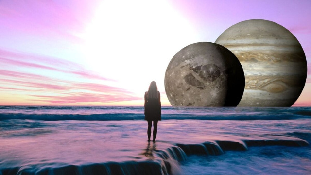 Donna che osserva il cielo roseo © Pixabay