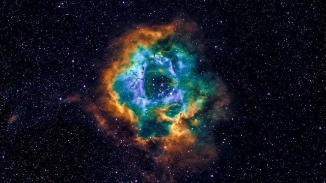 Una nebulosa brilla emettendo diversi colori © Pixabay