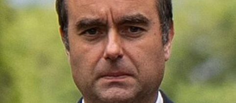 Crisi Francia, Lecornu si arrende: Macron guarda 'a sinistra' per evitare il tracollo