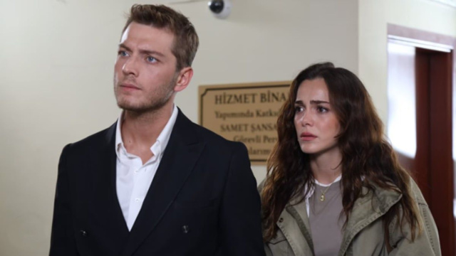 Burak Tozkoparan (Cihan) e Hafsanur Sancaktutan (Melek) in una scena © La notte nel cuore.