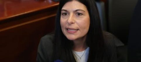 Report, la foto che imbarazza il governo: Colosimo dell'Antimafia con busto di Mussolini