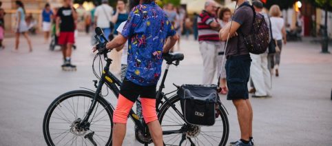 Otto ore obbligatorie in bici per ottenere la patente, la proposta è divisiva