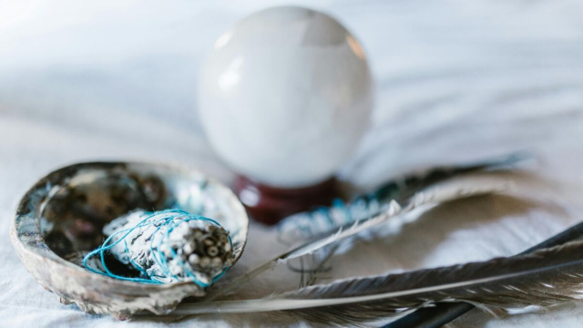 Sfera di cristallo con salvia bianca &copy;Pexels