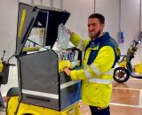 Portalettere con mezzo aziendale - © Poste Italiane