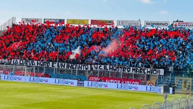 Coreografia dei tifosi del Casarano &copy; foto pagina Facebook Dimensione Calcio
