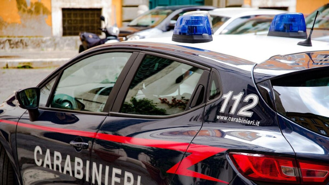 Auto dei carabinieri in servizio - immagine &copy; pixabay.