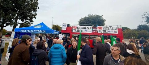 La protesta in auto di Fratelli d'Italia contro le ciclabili a Roma è rimasta bloccata