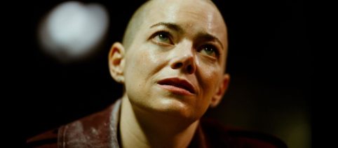 Bugonia, la nuova opera sci-fi di Yorgos Lanthimos prende in giro le teorie complottiste