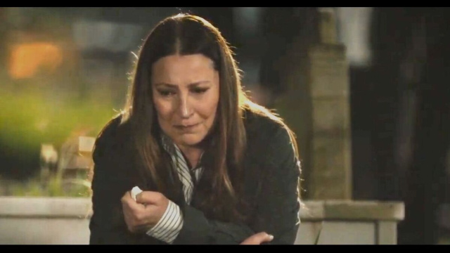 Guzide in lacrime sulla tomba del figlio © Tradimento.