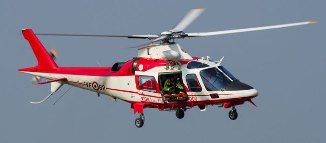 Auto precipita in una scarpata, donna salvata dai Vigili del Fuoco