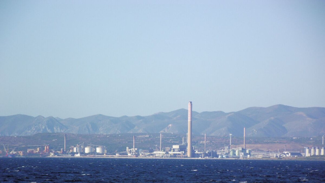 La zona industriale di Portovesme, nel comune di Portoscuso, in Sardegna – © Wikimedia Commons.