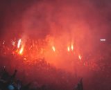 Tifosi con fumogeni @ immagine creata con Itelligenza Artificiale