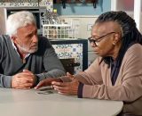 Whoopy Goldberg e Patrizio Rispo © Un Posto al Sole Rai