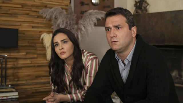 Asena Girisken (Yesim Denizeren) e Cem Sürgit (Ümit Özgüder) © Immagine Mediaset.