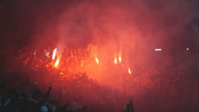 Tifosi con fumogeni @ immagine creata con Itelligenza Artificiale