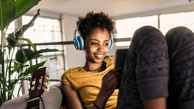 Una ragazza ascolta Spotify © Creative Commons