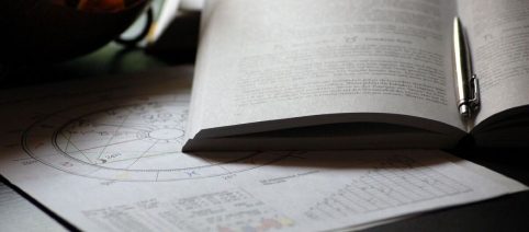 L'oroscopo del giorno giovedì 4 dicembre: per l'Acquario favorite le relazioni d'amicizia