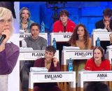 Maria De Filippi e gli allievi di Amici © Canale 5.