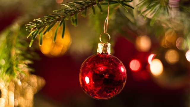 Una pallina di Natale rossa - © pixabay.com.