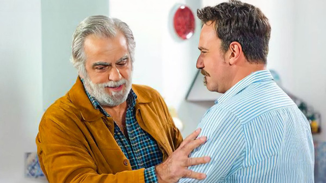 Espedito Altieri (Antonio Conte) e Castrese ( Peppe Romano) © Un posto al sole Rai.
