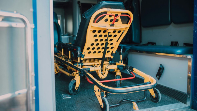 Immagine di una barella gialla &copy; (foto pexels).