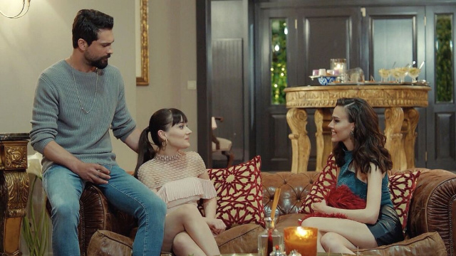 Alihan, Zeynep e Hazal – © Screenshot Forbidden Fruit.