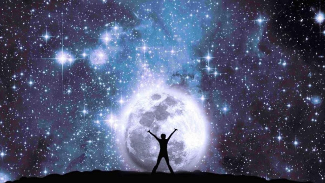 Uomo che osserva la luna e le stelle dell'oroscopo © Pixabay