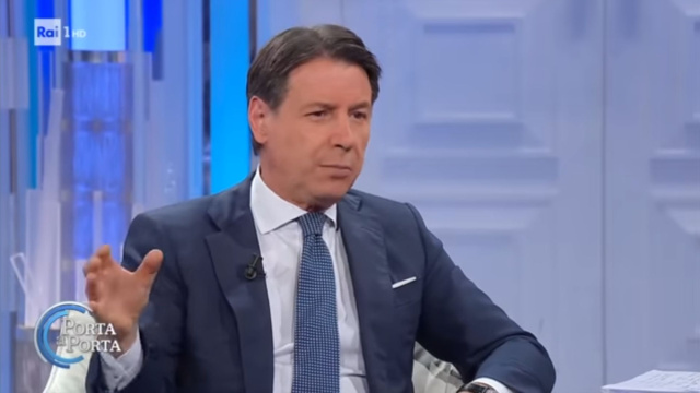 Giuseppe Conte ispite di Poeta a Porta, puntata del 5 novembre 2025 (&copy; YouTube)