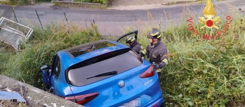 Catanzaro, auto si ribalta sulla Tangenziale Ovest: due persone ferite