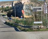 Foto di un ingresso nella città di Crotone © Francesco Trabassi