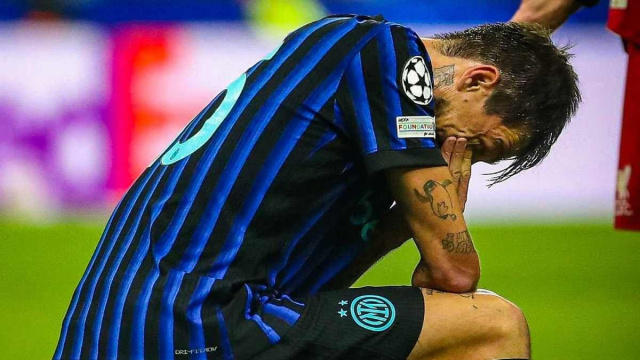 Francesco Acerbi dopo l'infortunio subito contro il Liverpool (© Sky)