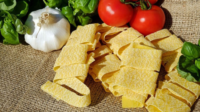 In foto pasta e pomodori &copy; pixabay.com.