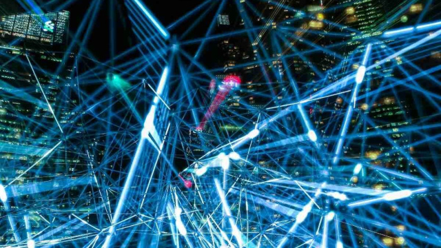 Luci laser in una metropoli (&copy; Pexels).