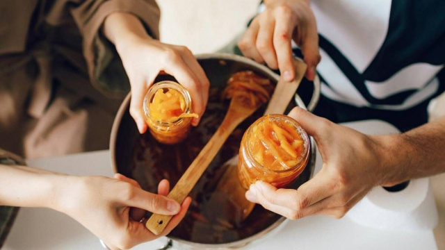 Preparazione di barattoli di conserve con verdure (&copy; Pexels)