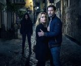 Clara (Imma Pirone) e Eduardo (Fiorenzo Madonna), sullo sfondo Stella (Daniela De Vita) © Un Posto al Sole Rai - Immagine rielaborata con IA