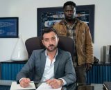 Gennaro Gagliotti e Okoro © Un Posto al Sole Rai - Immagine rielaborata con IA