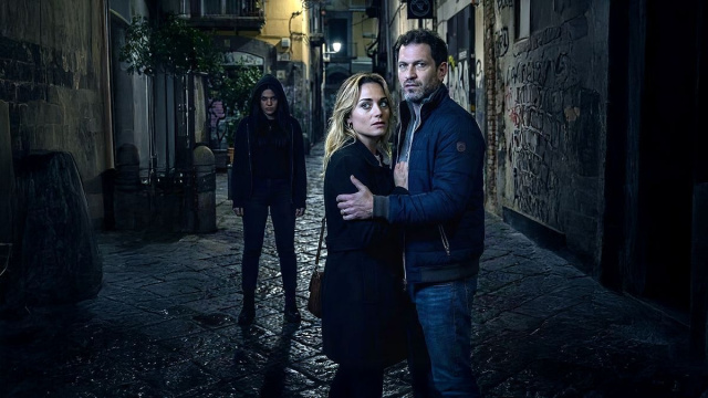 Clara (Imma Pirone) e Eduardo (Fiorenzo Madonna), sullo sfondo Stella (Daniela De Vita) &copy; Un Posto al Sole Rai - Immagine rielaborata con IA