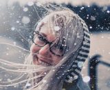 Ragazza che sorride con la neve che cade - &copy; Pixabay IA.