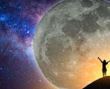 Donna che ammira a braccia spalancate il cielo notturno &copy; Pixabay