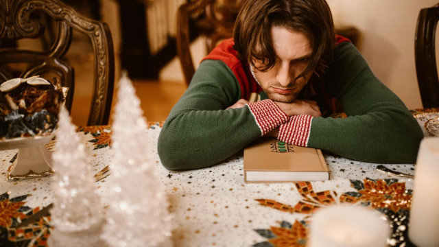 Un uomo da solo durante le feste