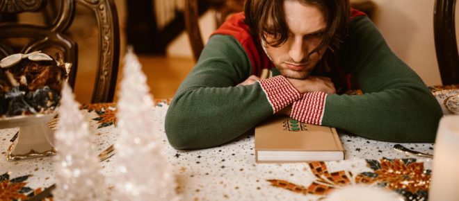 Feste e solitudine: comprendere un paradosso emotivo comune