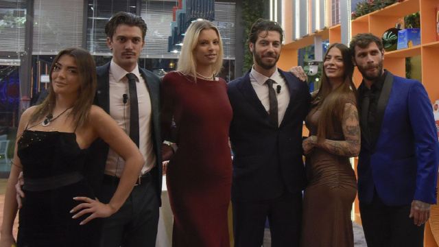 In foto Grazia, Jonas, Giulia, Omer e Anita al Grande Fratello &copy; Mediaset