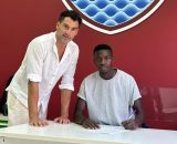 Il calciatore Racine Ba nel momento della firma col Trapani - &copy; Trapani Calcio