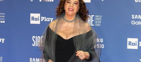 Stefania Sandrelli, ospite a Belve, racconta un aneddoto su Gino Paoli a piazza San Pietro