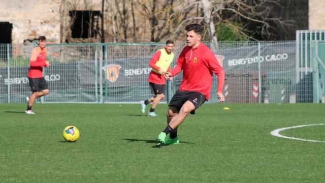 Mario Perlingieri con la maglia del Benevento - &copy; Facebook / Benevento Calcio