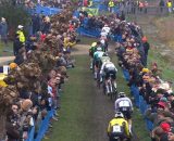 Mathieu Van der Poel colpito dallo spettatore - &copy; Screenshot Eurosport