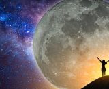 Donna che contempla il cielo stellato e la luna piena © Pixabay.