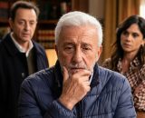 Raffaele Giordano, alle sue spalle i candidati al tuolo di portiere Fortunato e Rosa - Un Posto al Sole Rai - Immagine rielaborata con IA