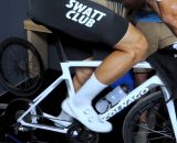 Una persona in sella a una bicicletta da corsa stazionaria – © Youtube GCN.