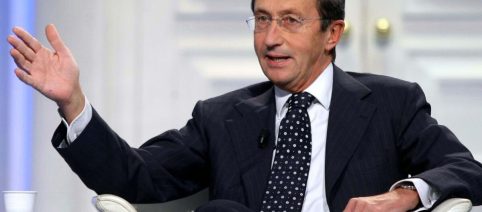 Gianfranco Fini ad Atreju, un ritorno simbolico che ricorda una stagione della destra